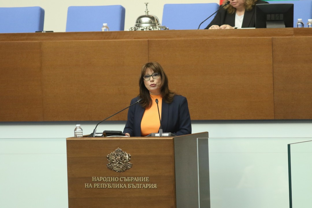<p>Със 128 гласа &quot;за&quot;, 56 &quot;против&quot; и 6 &quot;въздържал се&quot; Народното събрание избра председателя на Комисията за защита на потребителите Мария Филипова за заместник-омбудсман на Република България. Тя получи подкрепата на депутатите от ГЕРБ-СДС, &quot;ДПС-Ново начало&quot;, БСП, ИТН и четирима от нечленуващите в парламентарна група.</p>