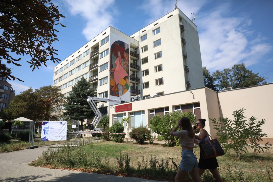 <p>Сюжети, вдъхновени от познанието като движеща сила за развитие на обществото, ще се появят в средата на септември на стените на общежитие блок 23 в столичния &bdquo;Студентски град&ldquo;. Те са част от дългосрочната инициатива &bdquo;Кръговрат на познанието&ldquo; на фондация Visionary за промяна облика на квартала и за даване поле за професионална изява на студенти от сферата на стенописа. Първите два епизода, които полагат основата на целия проект и отварят темата, са подкрепени от Столичната община.</p>