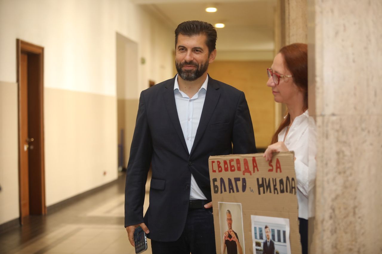 <p>Кметът на Варна Благомир Коцев се яви пред Софийския градски съд, където се гледа искането за промяна на мярката му &bdquo;задържане под стража&ldquo;. Той благодари за подкрепата и изрази надежда за по-лека мярка. В залата присъстваха депутати от ПП&ndash;ДБ, сред които Николай Денков, Лена Бориславова и Кирил Петков. Делото е по разследване за корупция, по което са обвинени и двама общински съветници.</p>