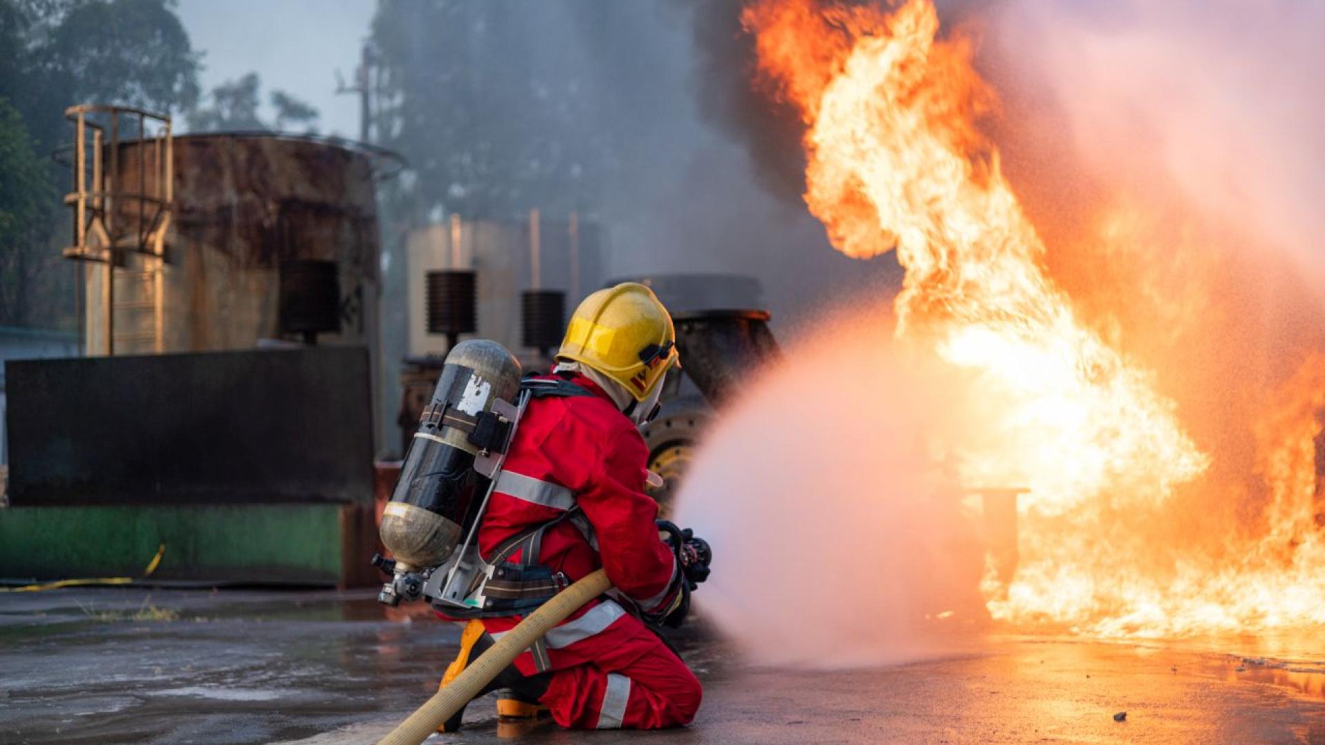 При детонация на взривно устройство върху участък от железопътна линия