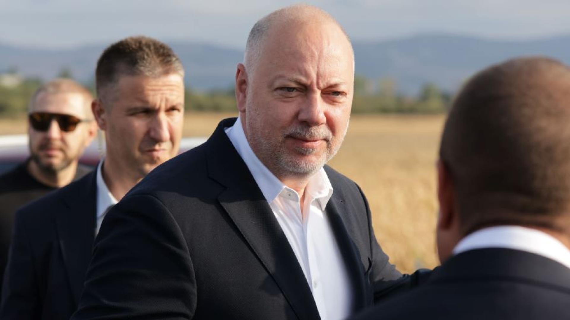 Докато кабинетът се ползва с доверието на мандатоносителите на подкрепящите