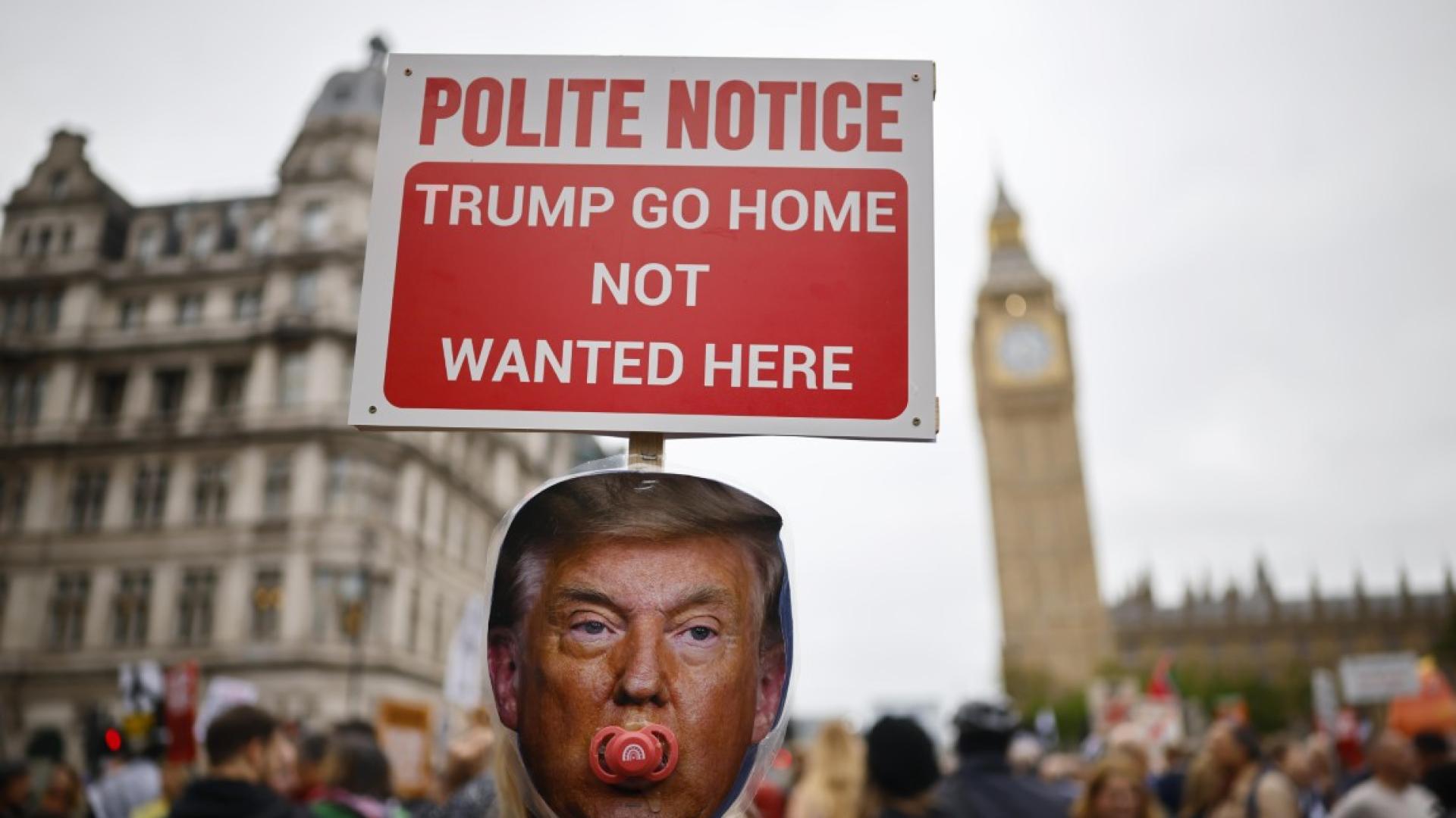 Хиляди протестиращи срещу Доналд Тръмп се събраха в центъра на