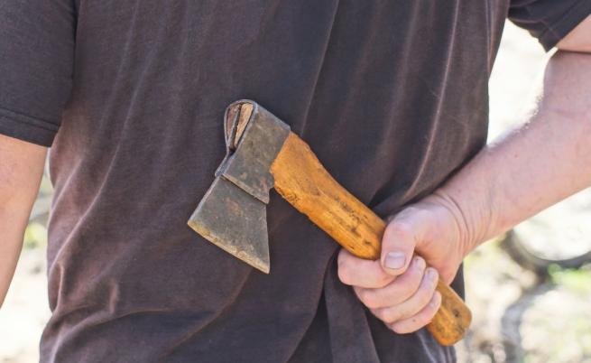 Битов скандал в Елена завърши с опит за убийство с брадва