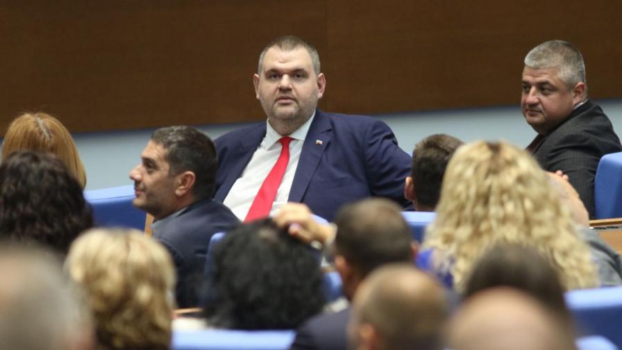 Вотът на недоверие в кадри: Политиците под...