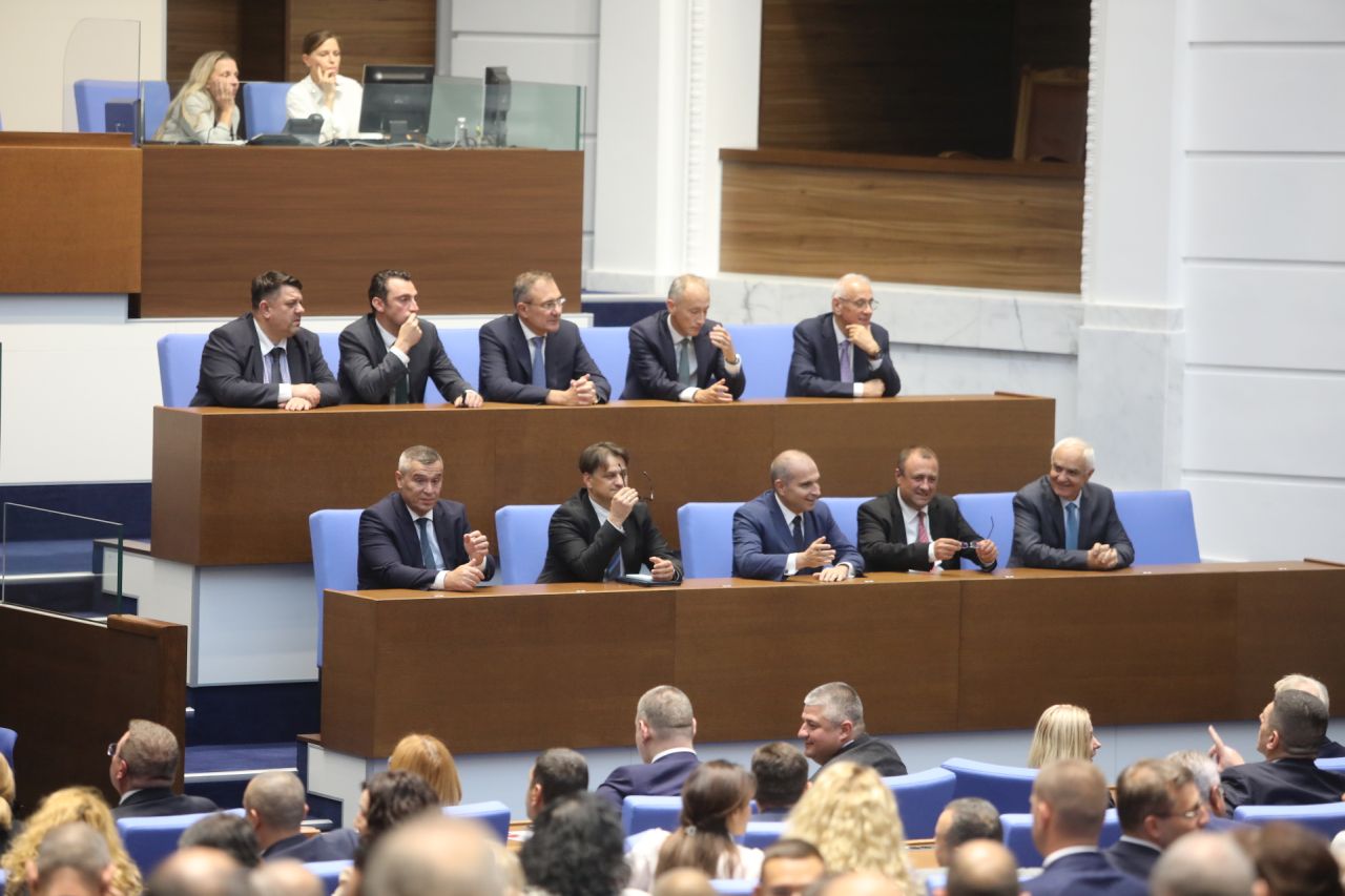 <p>Депутатите гласуваха днес пети вот на недоверие срещу кабинета &bdquo;Желязков&ldquo;. Със 101 гласа &bdquo;за&ldquo; срещу 133 гласа &bdquo;против&ldquo; вотът не мина. Нямаше гласували &bdquo;въздържал се&ldquo;.</p>