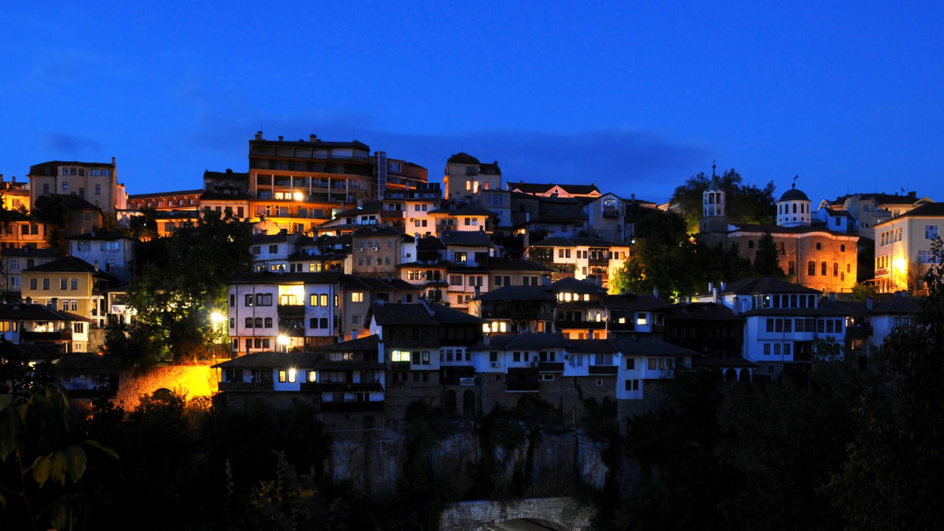 Автобус на градския транспорт във Велико Търново се е ударил