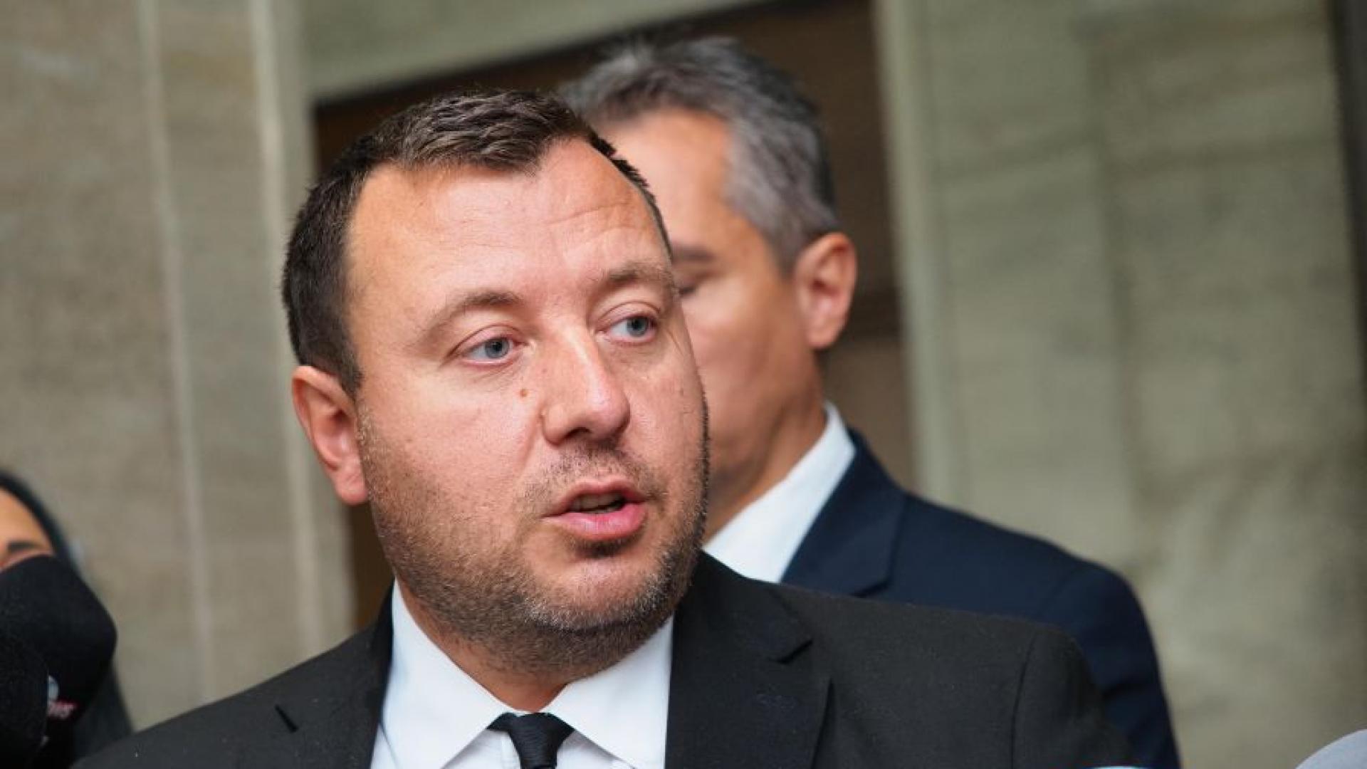 Депутатът от Възраждане Петър Петров коментира в парламента ситуацията с