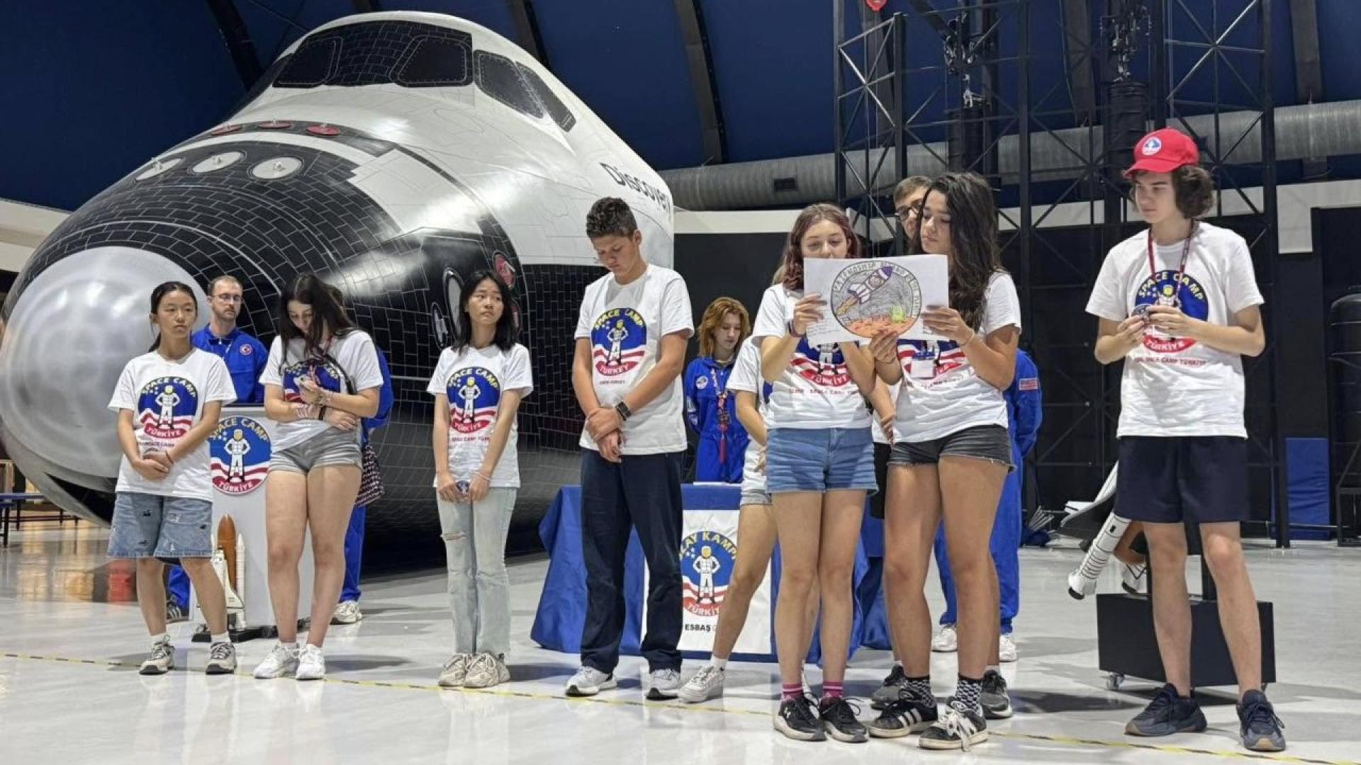 Българските участници в международния космически лагер Space Camp по модел