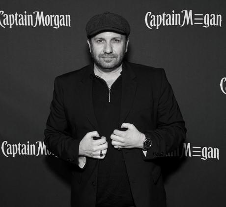 Известният фотограф актьор и застъпник за художественото образование Брад Евърет