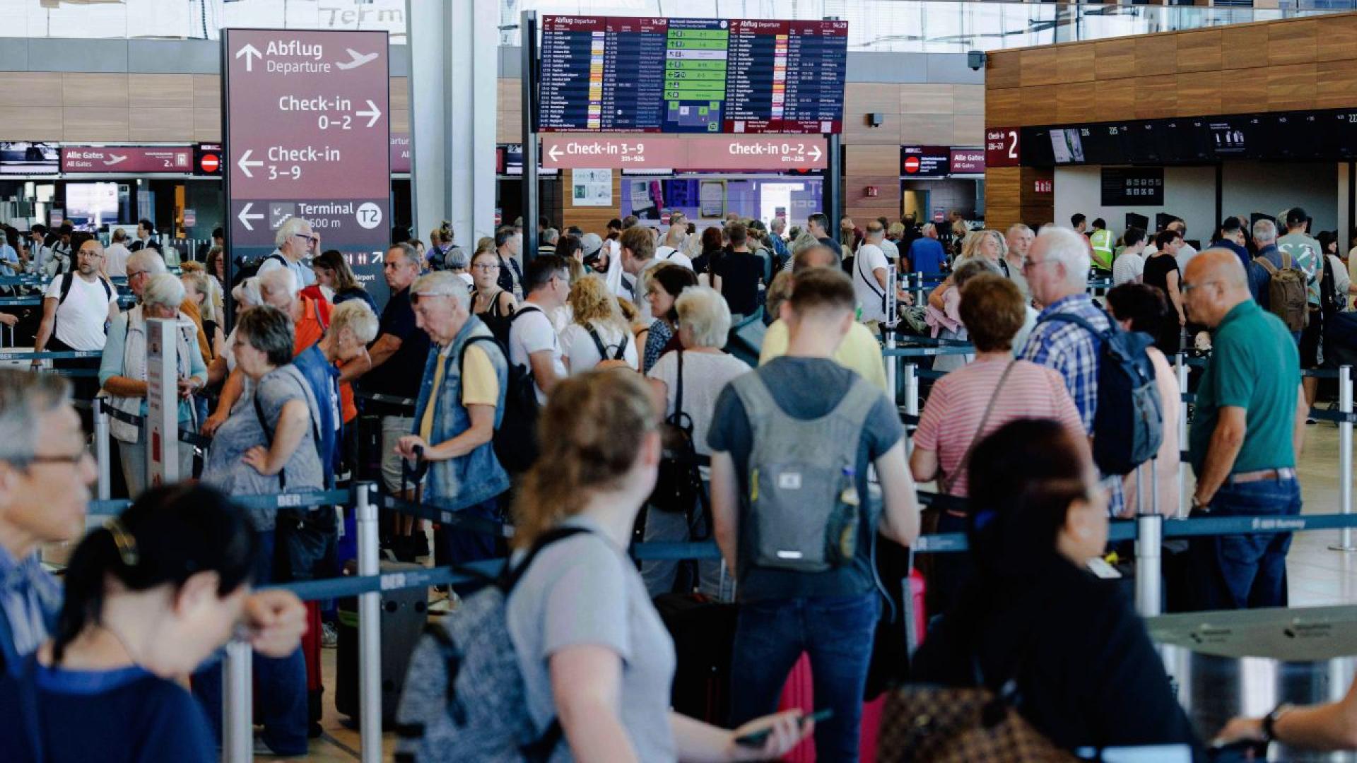 Пътници на няколко европейски летища продължиха да се сблъскват със