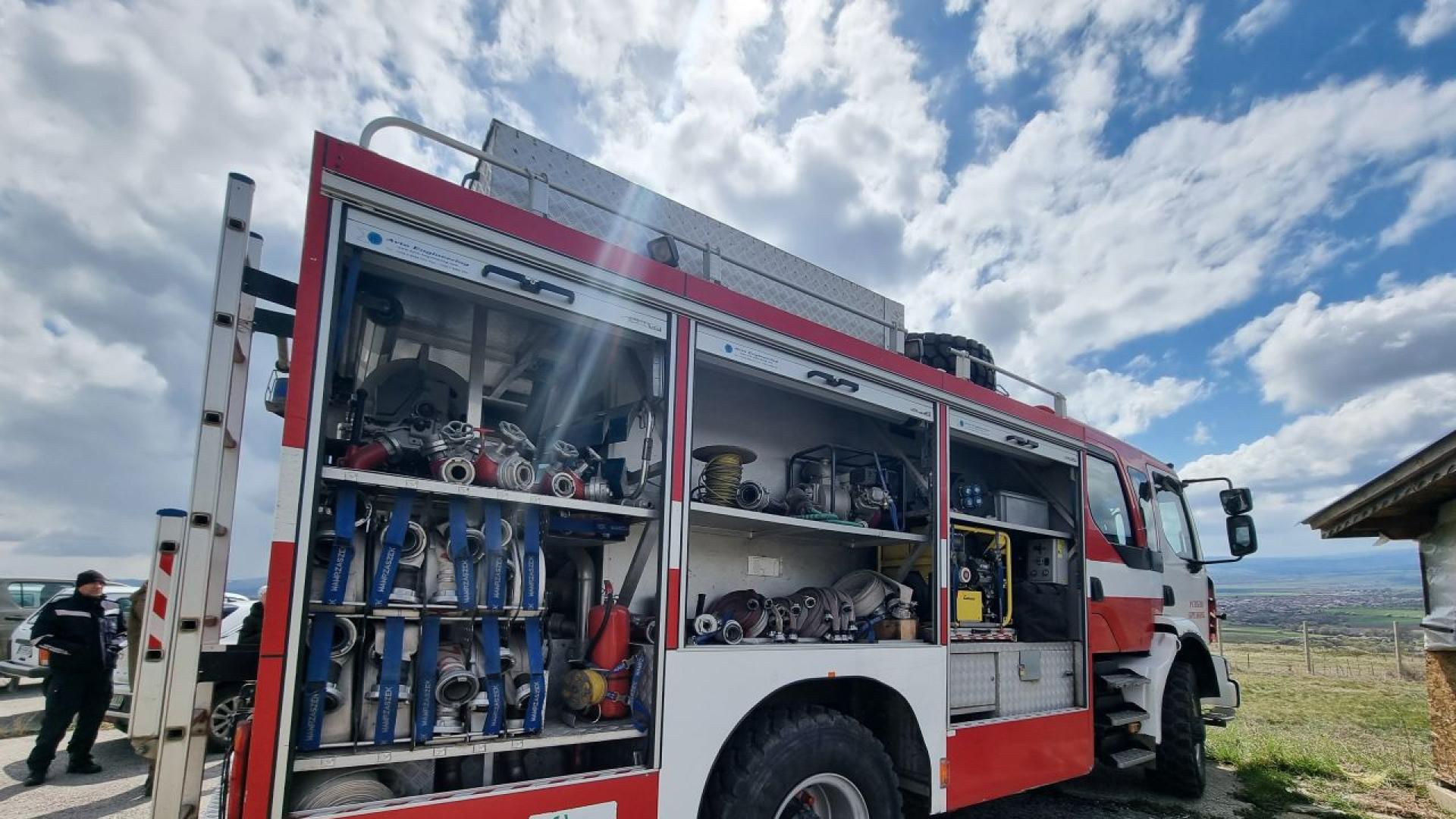 Пожар гори в местността Мечи камък над брезнишкото село Горни