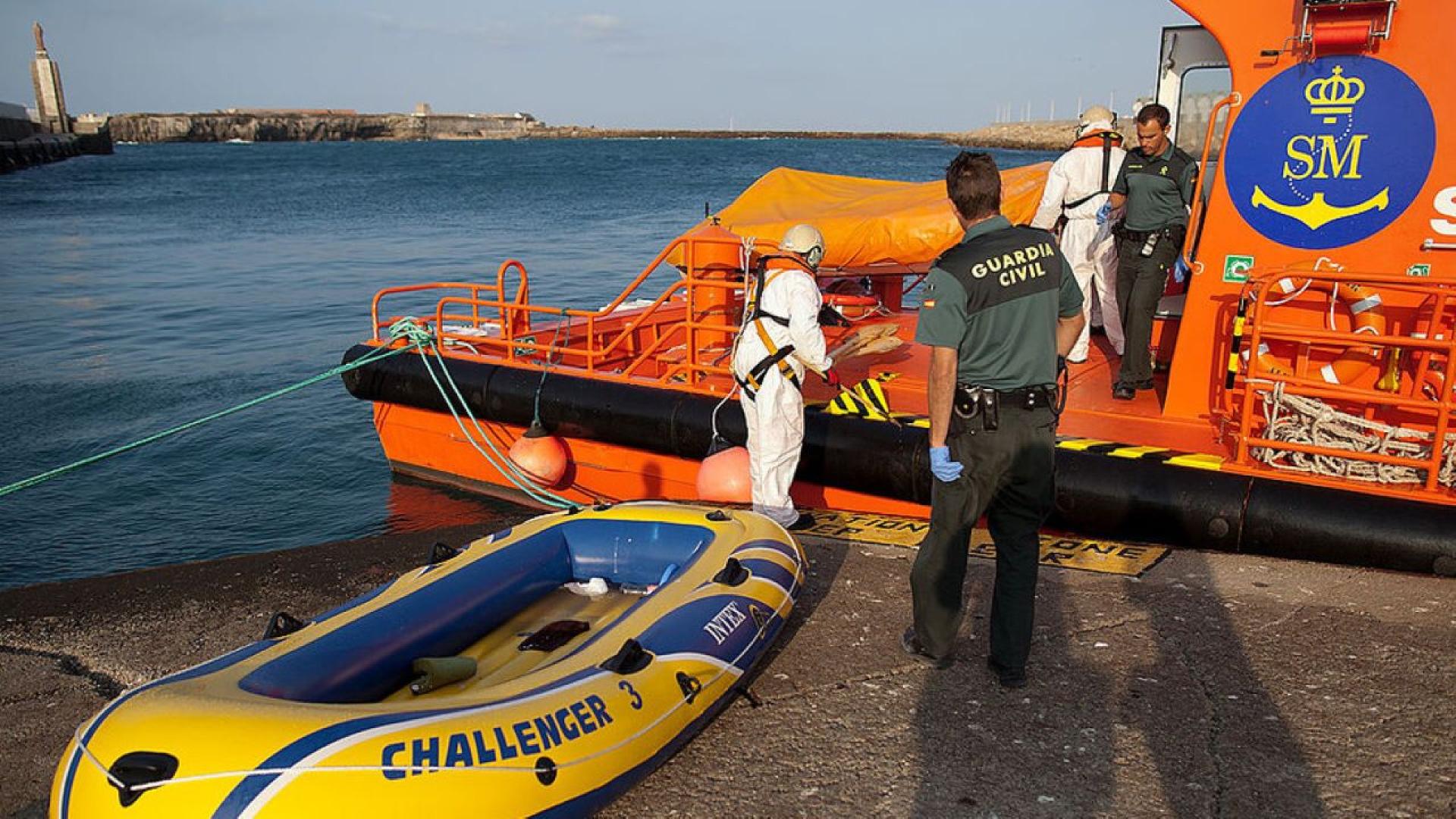 Испанската брегова охрана спаси целия 11 членен екипаж на френски риболовен