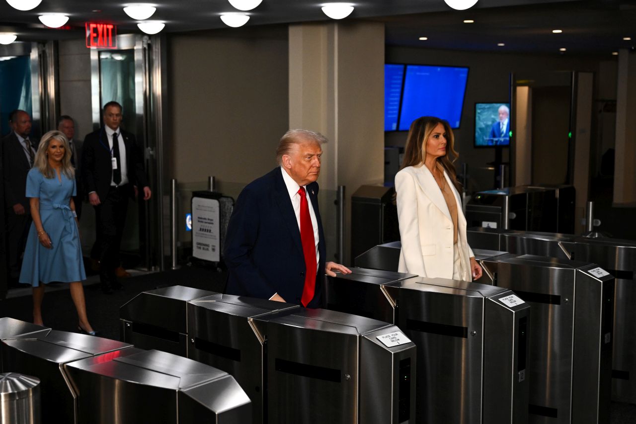 <p>Ескалатор, използван от Доналд Тръмп, спря внезапно поради механизъм за безопасност, който може да е бил задействан от неговия видеограф, съобщиха от Организацията на обединените нации. Тръмп се пошегува с инцидента по време на речта си във вторник в сградата на ООН, като каза: &bdquo;Ако първата дама не беше в отлична форма, тя щеше да падне&ldquo;.</p>