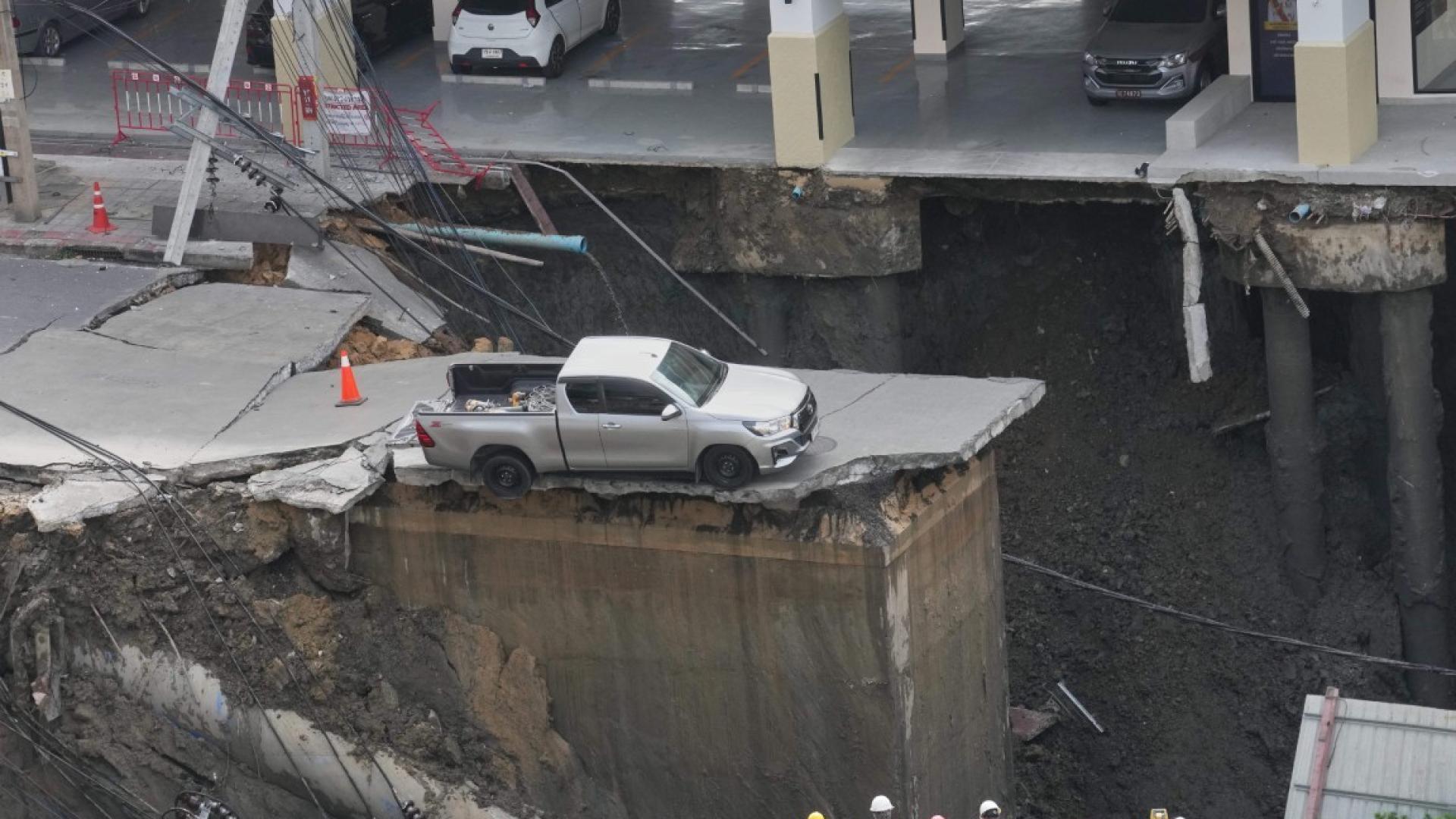 Огромна дупка зейна насред оживена улица пред болница в централната