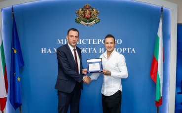 Министър Пешев отличи с плакет Мартин Чой