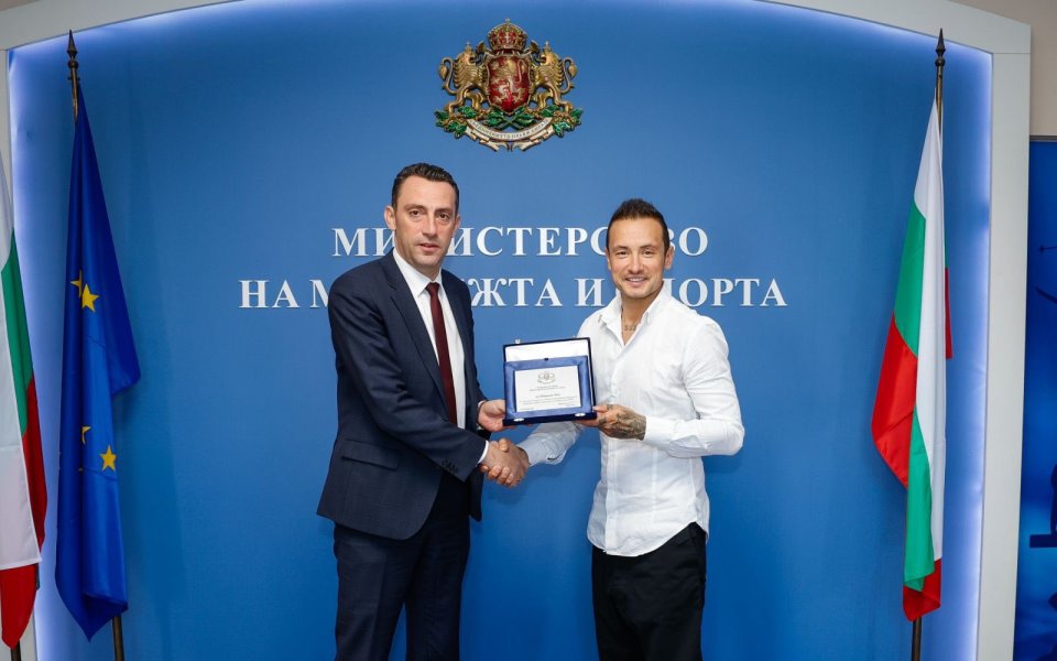 Министър Пешев отличи с плакет Мартин Чой