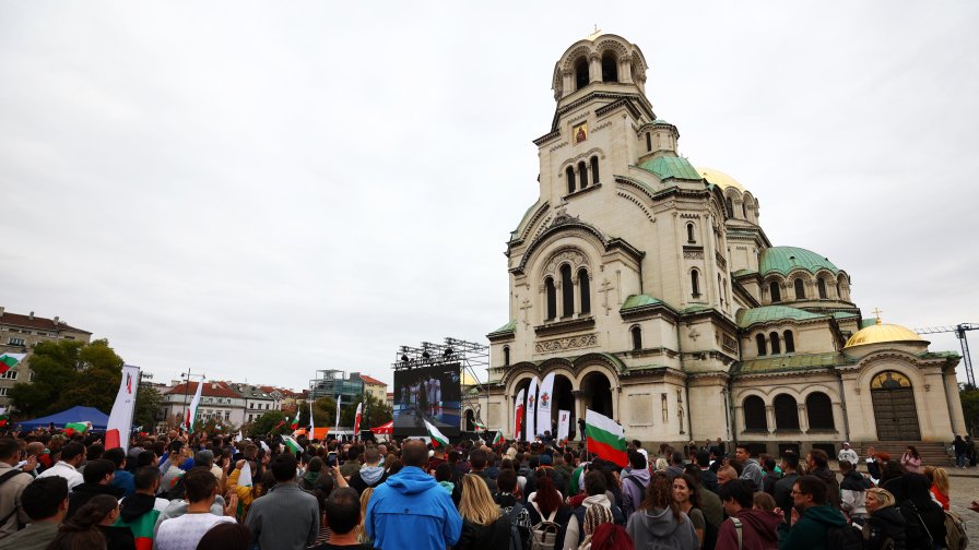 Българи от цялата страна гледат с притаен...