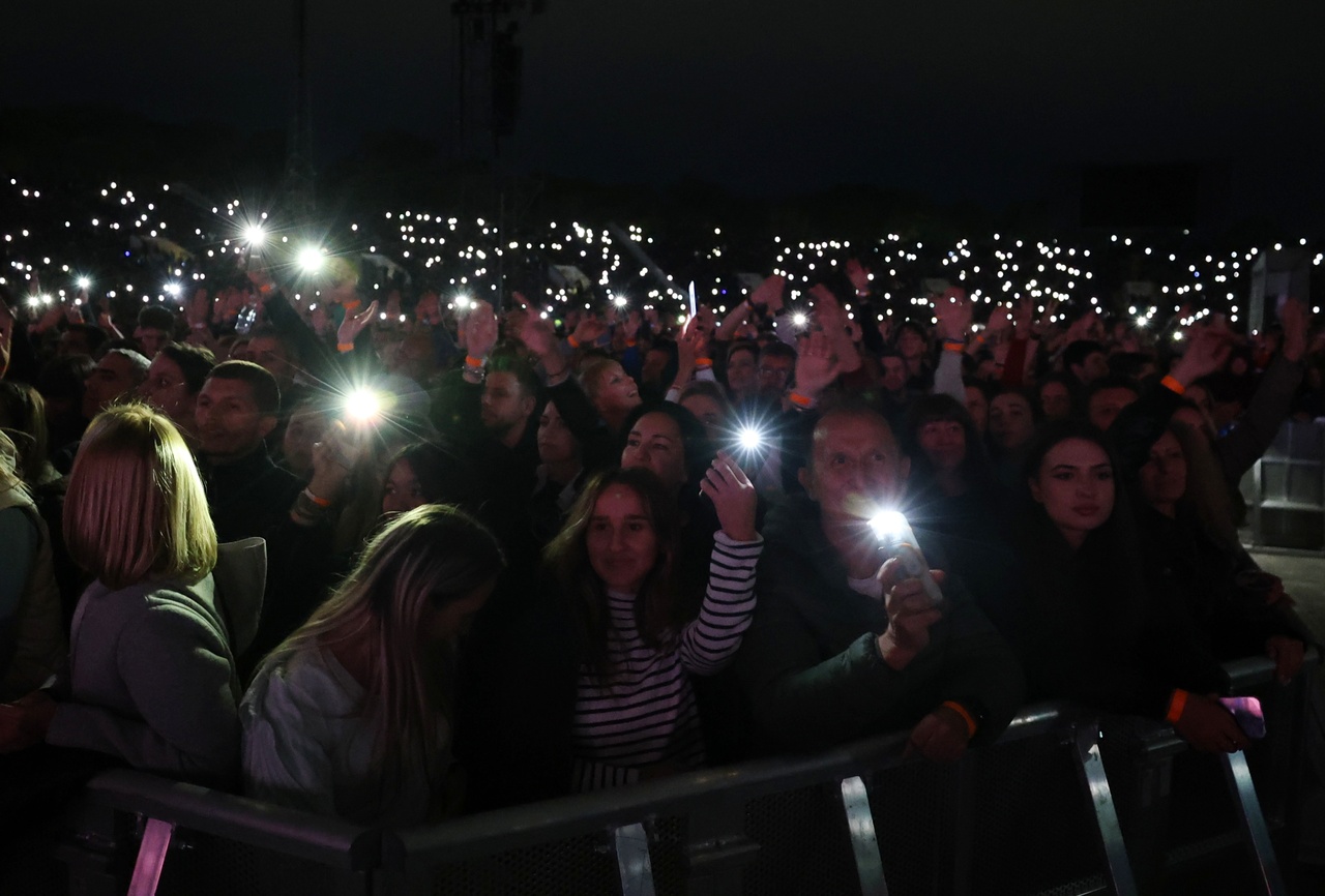 <p>Роби Уилямс пя пред повече от 40 000 души на националния стадион &bdquo;Васил Левски&ldquo;. &bdquo;България, вие ми дадохте всичко. Енергията ви, любовта ви, вниманието ви &ndash; всичко това се превръща в магия. Това е причината да продължавам да пея, да танцувам и да се боря с моите тревоги и страхове&ldquo;, каза британската попзвезда.</p>