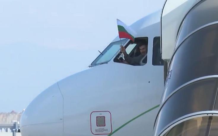 НА ЖИВО: Волейболните герои кацнаха в София