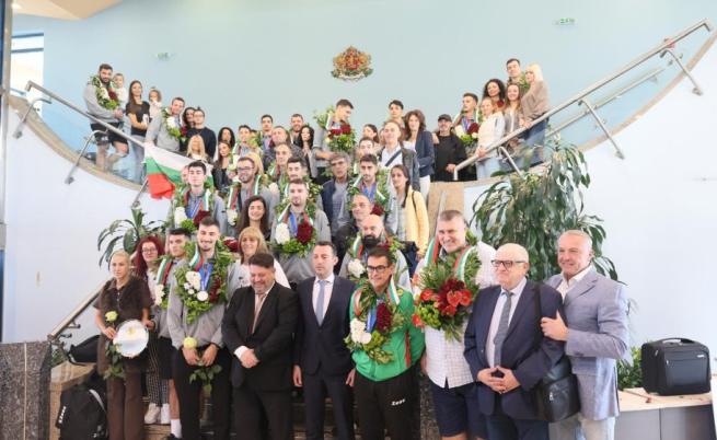 На родна земя: Българските волейболисти се прибраха със среброто от Световното