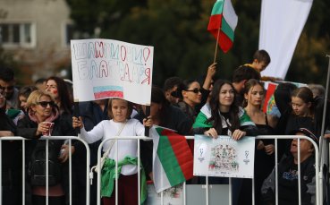 НА ЖИВО: Волейболните герои ги посрещат хиляди в София