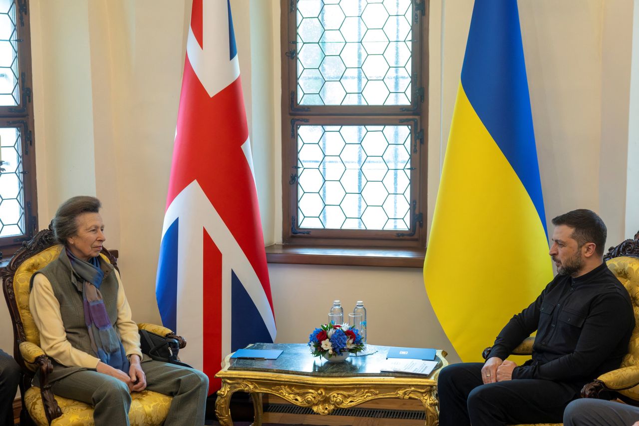 <p>Сестрата на крал Чарлз III, направи тайно посещение в Киев, Украйна. От съображения за сигурност, визитата не беше обявена предварително.</p>