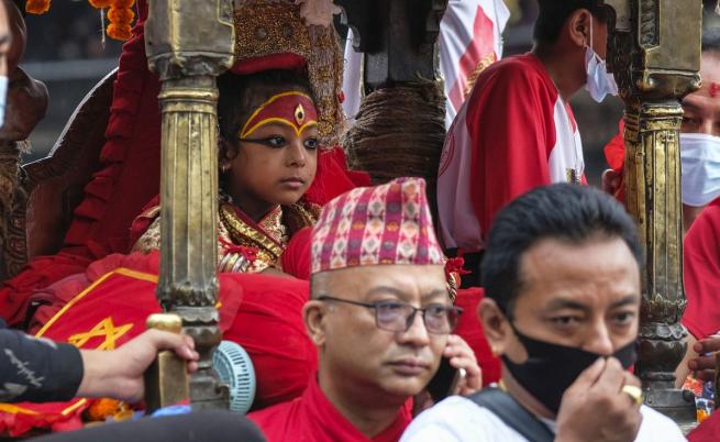 Двегодишно момиче избрано за жива богиня в Непал