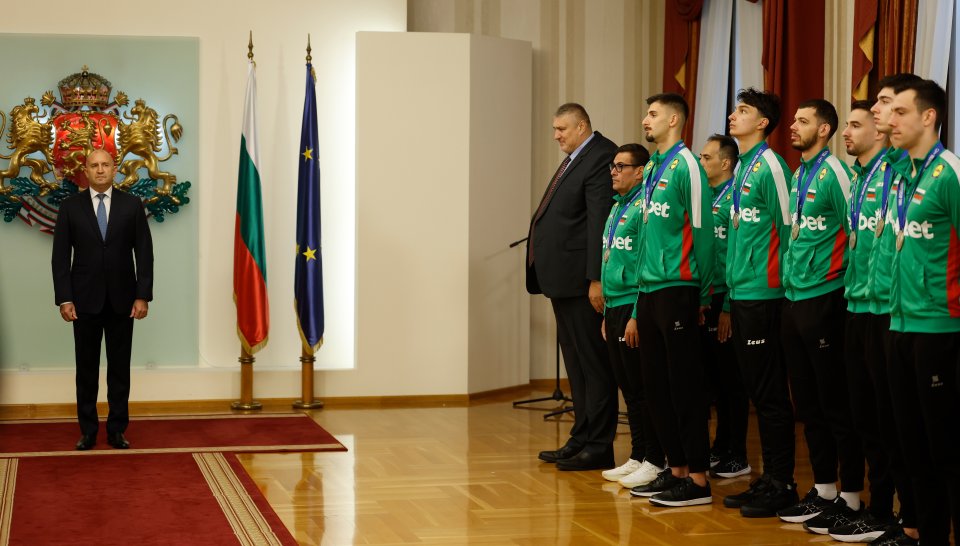 Президентът Румен Радев награди волейболните герои на България1