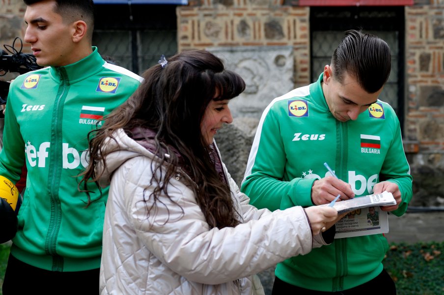 Президентът Румен Радев награди волейболните герои на България1