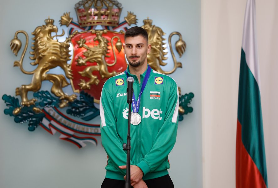 Президентът Румен Радев награди волейболните герои на България1