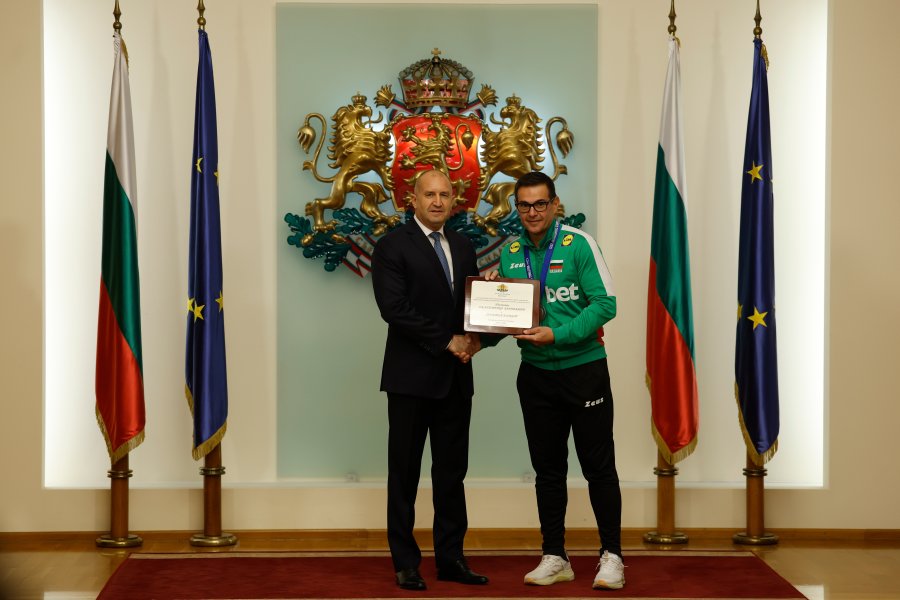 Президентът Румен Радев награди волейболните герои на България1