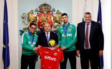 Президентът награди героите на България, те го изненадаха с подаръци