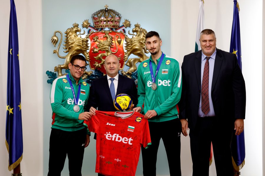 Президентът Румен Радев награди волейболните герои на България1