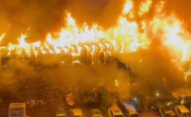 Голям пожар в изоставен склад в София, има жертва (ВИДЕО)