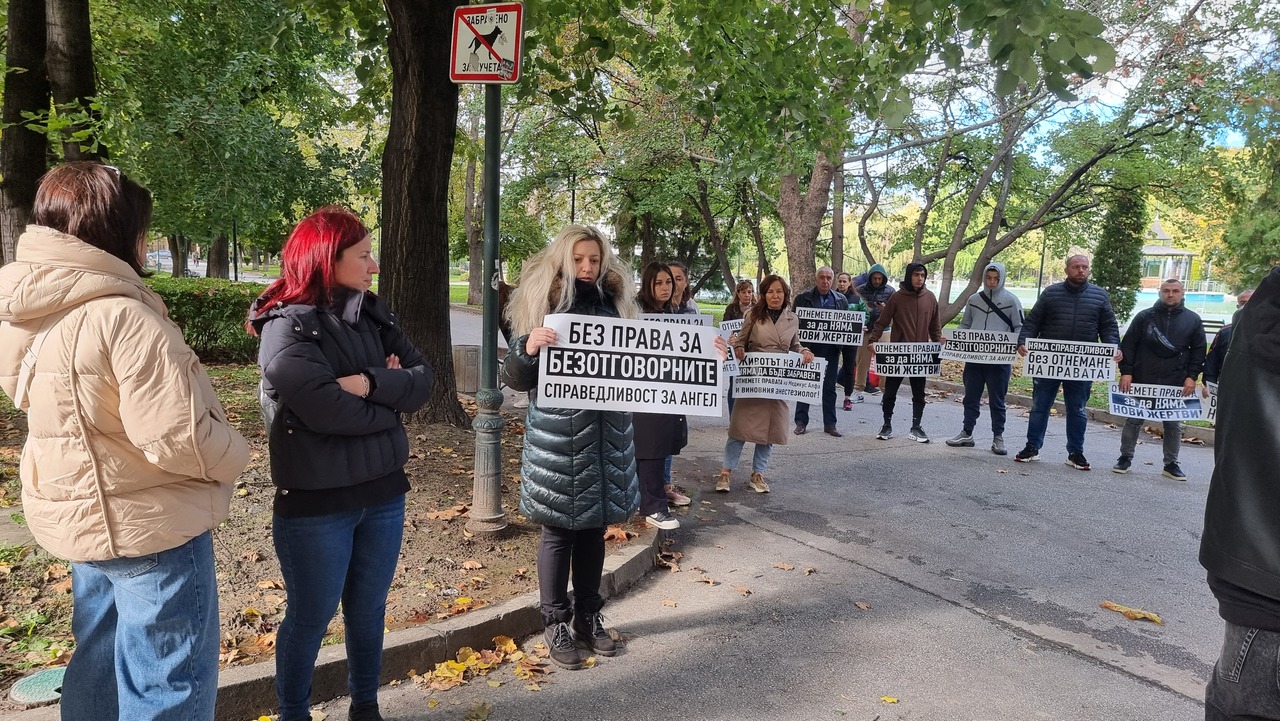 <p>Протест на близките на 6-годишното дете, издъхнало на зъболекарски стол в Пловдив.</p>