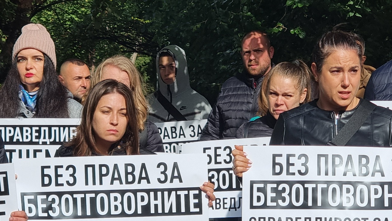 <p>Протест на близките на 6-годишното дете, издъхнало на зъболекарски стол в Пловдив.</p>
