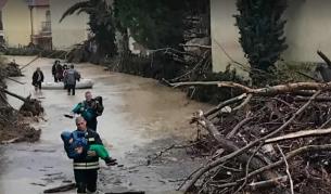 Героите от потопа: Историите зад кадрите, разчувствали България след бедствието край "Елените"