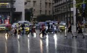Циклонът "Барбара" връхлетя Гърция: Проливни дъждове и бури в страната