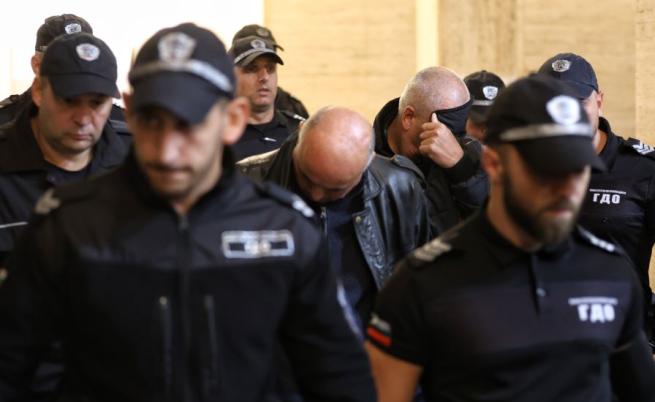 Оставиха в ареста служителите на ДАИ, поискали подкуп от екипа на Роби Уилямс