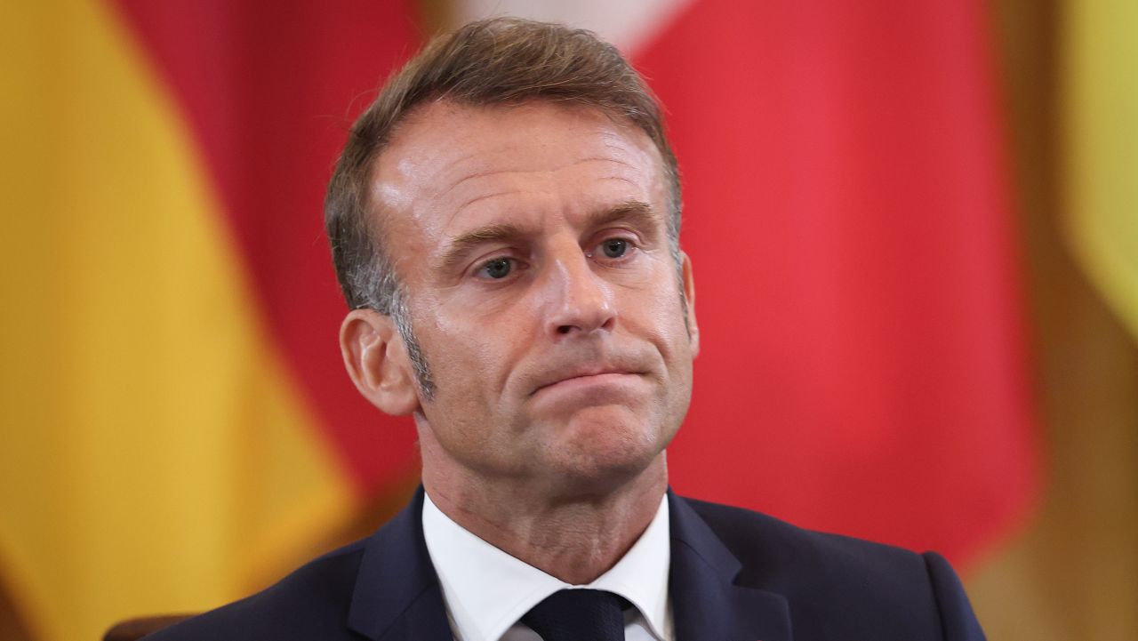Макрон - самотният президент