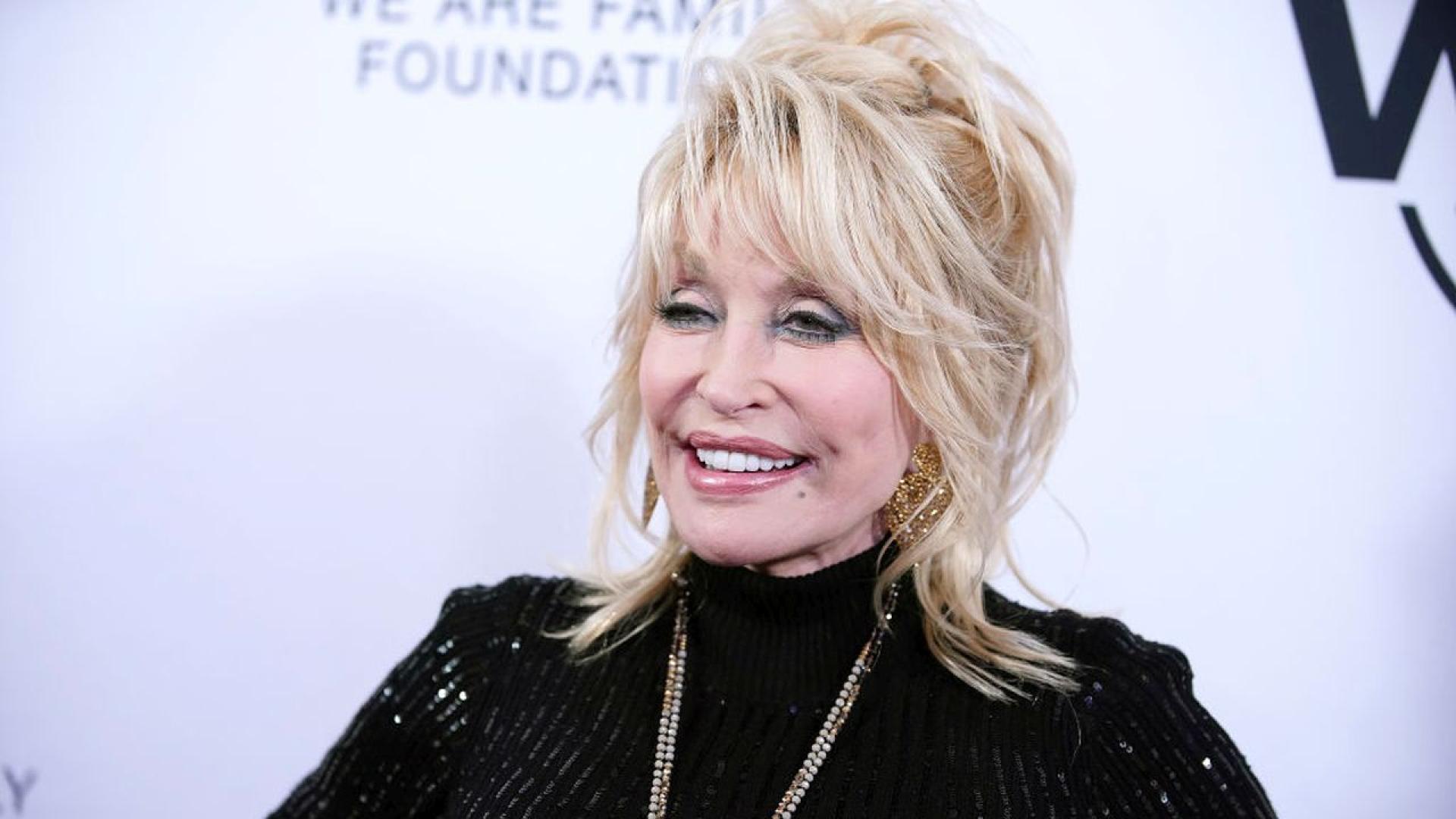 Сестрата на Доли Партън призова феновете да се молят за