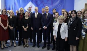 Приоритетите на българското правителство, ползите от пълноправното ни членство в Шенген и стъпките за успешно въвеждане на единната европейска валута в България от началото на следващата година бяха водещите теми на срещата на министър-председателя Росен Желязков с посланиците на държавите членки на Европейския съюз