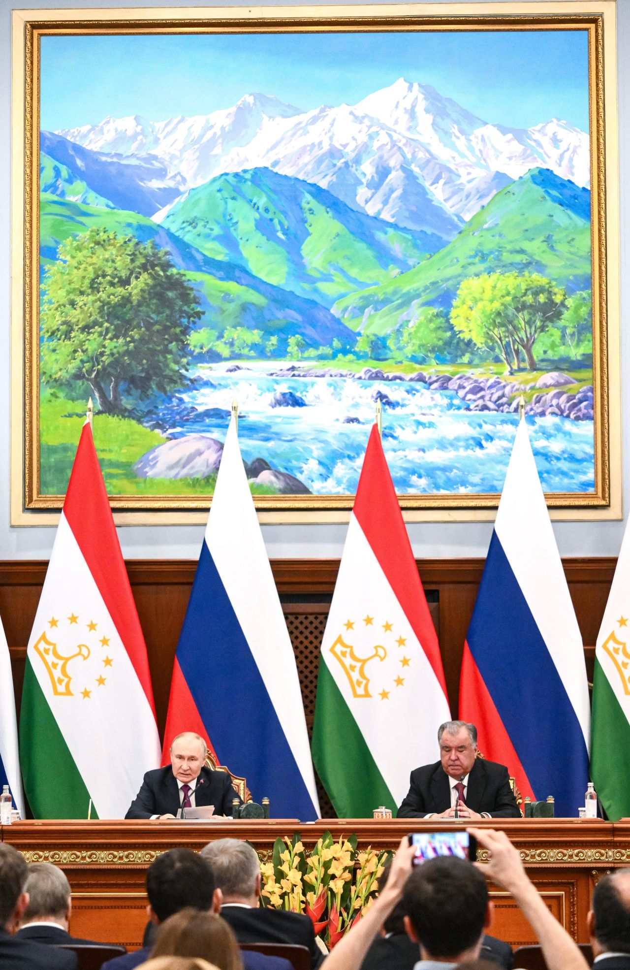 <p>Руският президент Владимир Путин е на посещение в Таджикистан, където се срещна с президента Емомали Рахмон и азербайджанския лидер Илхам Алиев</p>