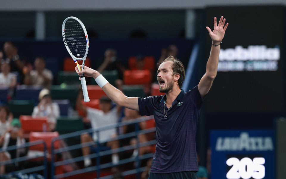 Медведев се показа в пълния си блясък и е на крачка от финала в Шанхай