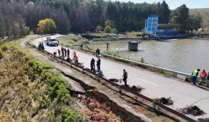 Евакуацията на жители от Николово заради свлачището на язовирната дига до русенското село се удължава