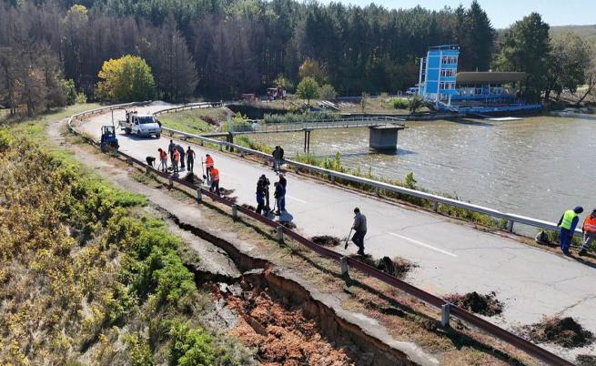 Дъжд връща напрежението в Николово: дигата остава опасна
