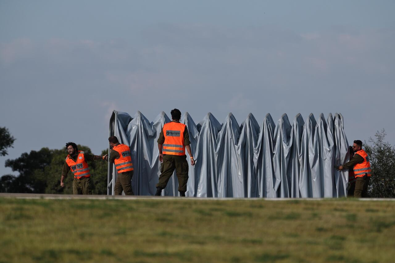 <p>&quot;Хамас&quot; предаде 7 заложници на Червения кръст.</p>