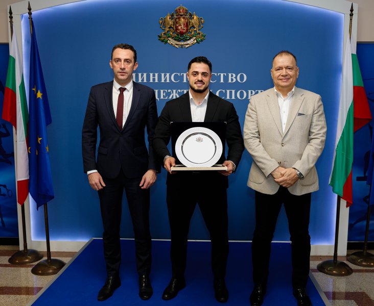 Министър Иван Пешев награди с парична премия световния шампион в1