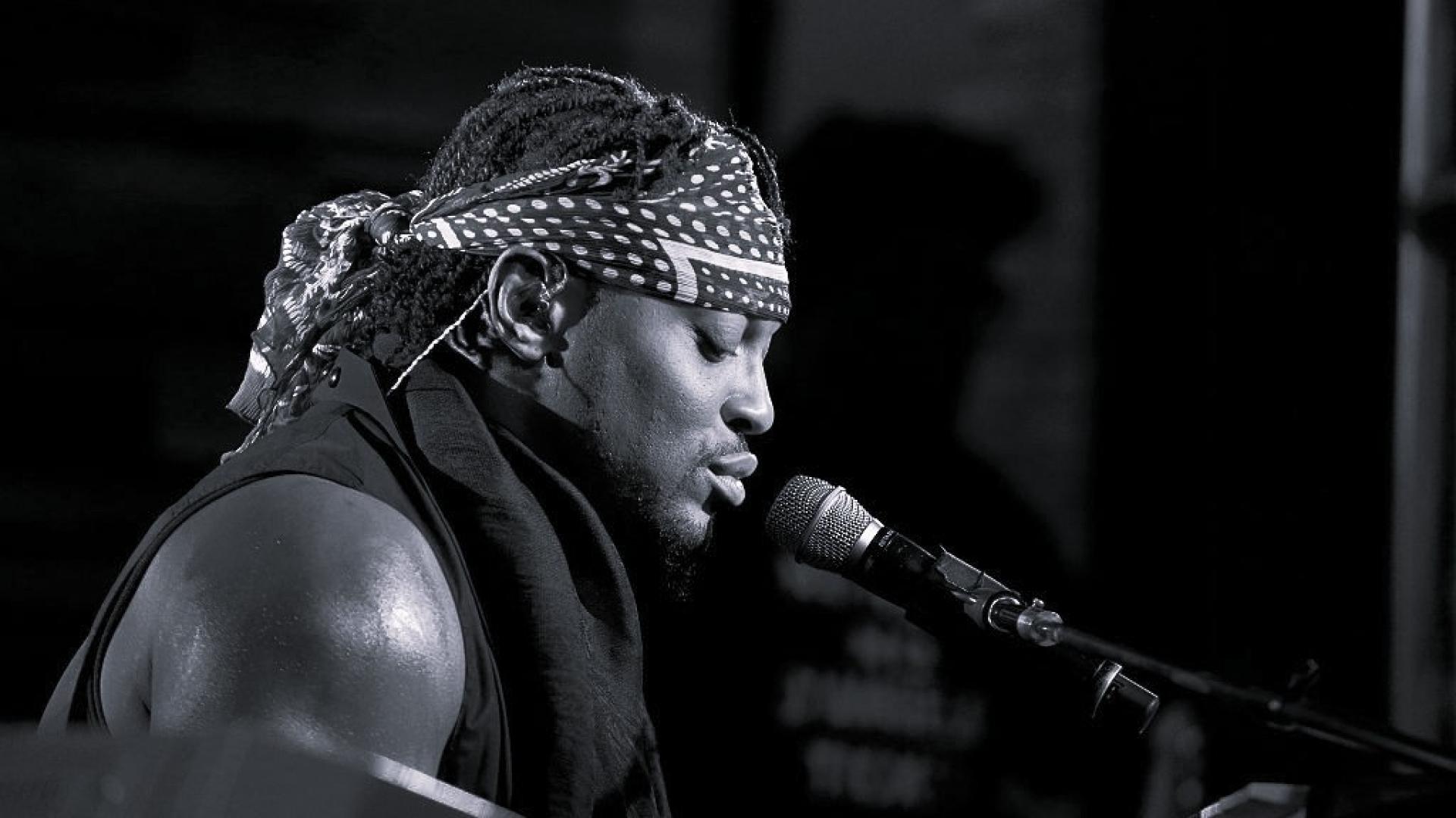 Д Анджело чиито ефектни мелодии и горещ музикален видеоклип превърнаха в