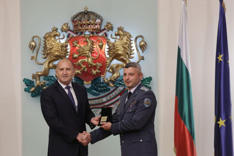 Държавният глава отличи трима офицери от ВВС с Почетния знак